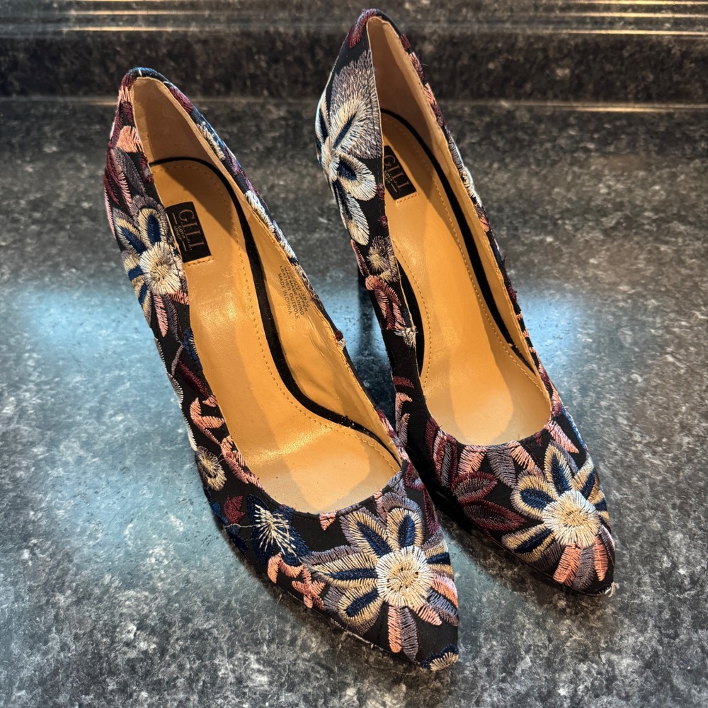 G.I.L.I. Got It Love It Floral Embroidered Pointed Toe Pumps Black Multi 8.5M - Picture 4 of 8